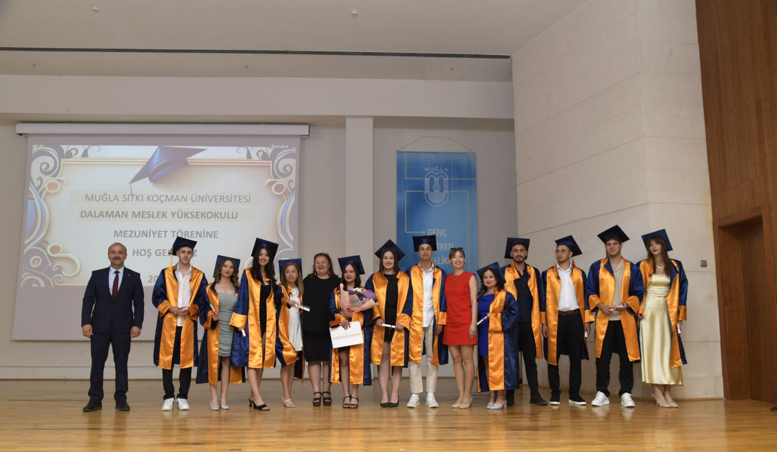 Muhasebe ve Vergi Uygulamaları Programı öğrencileri ve akademik personeli sahnede yer alıyor